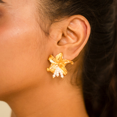 Dress up your look with our Lily Pearl Drop Earrings. These elegant earrings will add a touch of sophistication to any outfit and are sure to turn heads. Perfect for a night out or a special occasion, they make a great addition to any jewelry collection. (Pearls never go out of style!)  Material: Stainless Steel Plating: 18K Gold-Plated Waterproof Hypoallergenic Anti-tarnish